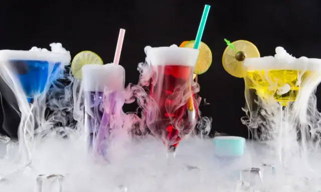 Suchy lód w drinkach: magia, bezpieczeństwo i przepisy krok po kroku