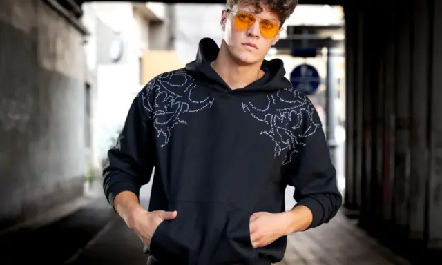 Bluza relaxed fit: Twój klucz do modnej wygody. Jak ją nosić?