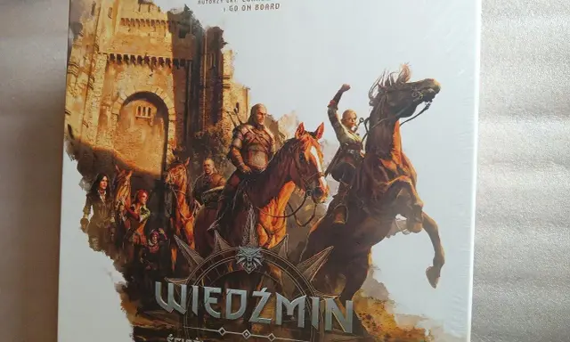 Wiedźmin: Ścieżka Przeznaczenia. Postacie na koniach pędzą ku zamkowi, gotowe na przygodę.