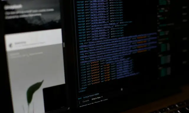 Kod źródłowy strony internetowej z wieloma tagami `<script>` i `<link>`, które mogą być częścią mechanizmu `try catch` do obsługi błędów.