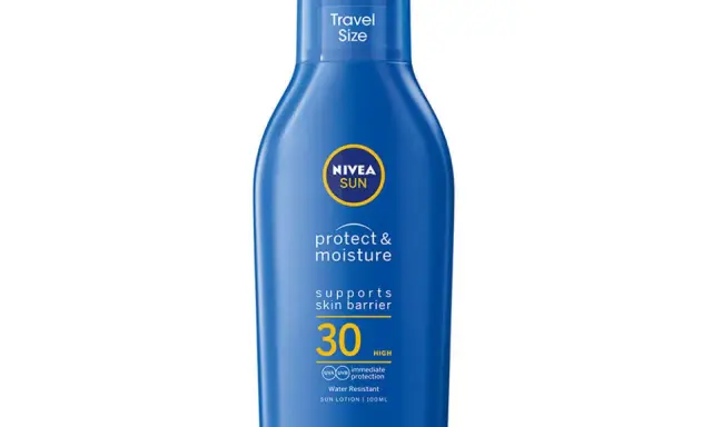 Nivea Sun Protect & Moisture solskyddsfaktor 30 i reseflaska. Perfekt för soliga dagar!
