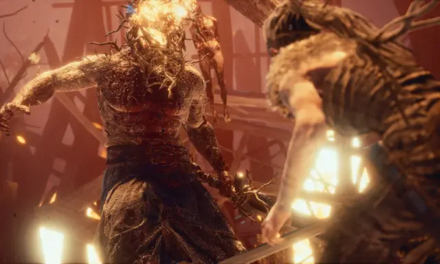 Senua walczy z potworem w płomieniach w Hellblade: Senua's Sacrifice.