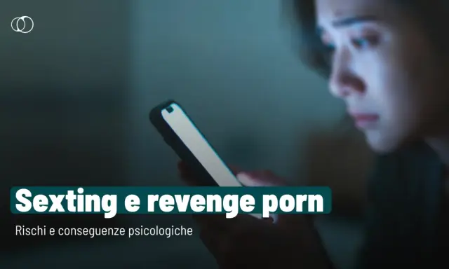 Ragazza preoccupata guarda il telefono, testo "Sexting e revenge porn: Rischi e conseguenze psicologiche".