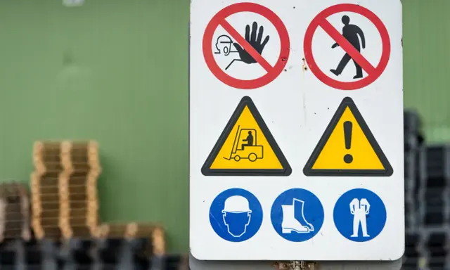 Las señales de seguridad pueden ser: prohibido el paso, precaución con carretillas, usar casco, calzado de seguridad y ropa protectora.