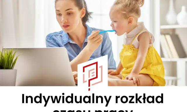 Kobieta pracuje przy laptopie, jednocześnie karmiąc dziecko. To obraz elastyczności i indywidualny rozkład czasu pracy.