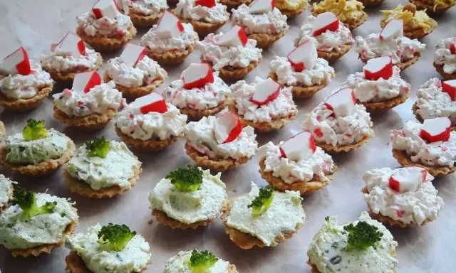 Pasty do słonych babeczek: jedne z surimi i białą pastą, drugie zielone z brokułami.
