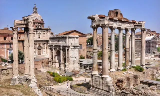 Starożytne ruiny Forum Romanum w Rzymie, gdzie zobaczyć można łuk triumfalny i kolumny.
