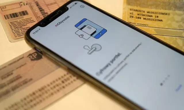 Smartfon z aplikacją mObywatel obok prawa jazdy i dowodu rejestracyjnego. Wkrótce cyfrowa legitymacja nauczyciela będzie dostępna w telefonie.