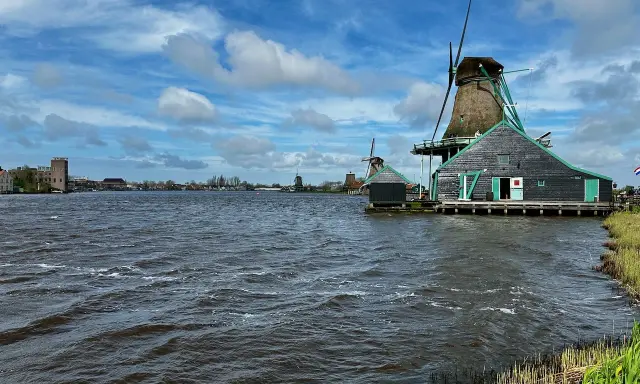 Windmühlen am Wasser in den Niederlanden, wo der Meeresspiegel eine ständige Herausforderung darstellt.
