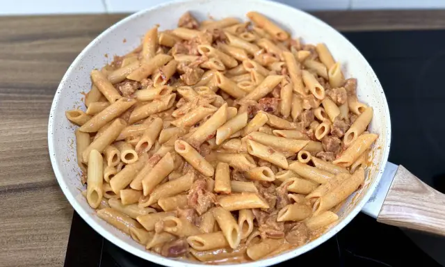 Penne z kremowym sosem i kawałkami pikantnego chorizo, gotowe do podania.