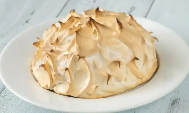 Une omelette norvégienne dorée et meringuée, prête à être dégustée.