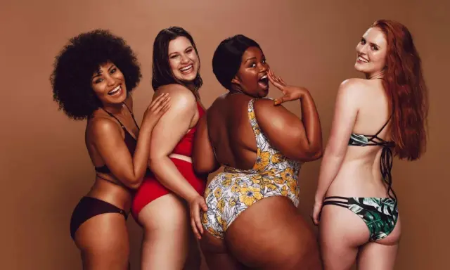 Fyra glada kvinnor i olika badkläder. En har en virkad bikini.