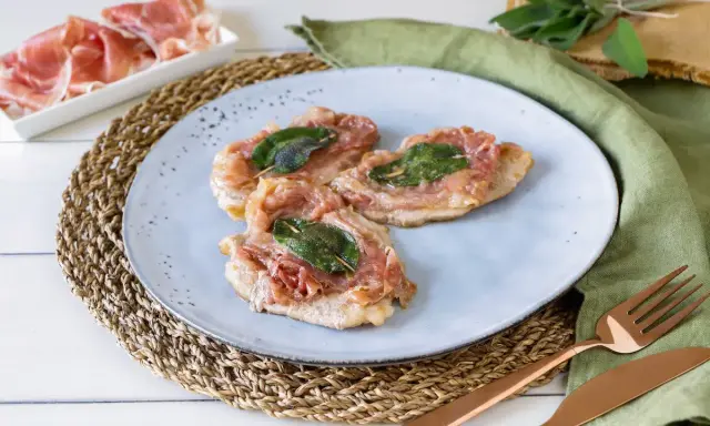 Saltimbocca alla romana ricetta originale: tre fettine di vitello con prosciutto crudo e salvia, pronte per essere gustate.