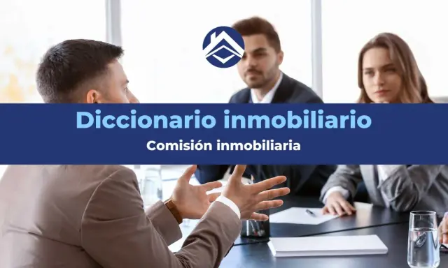 Equipo discutiendo la comisión inmobiliaria para una venta.