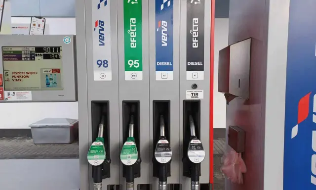 Dwie pompy paliwowe: jedna z oznaczeniem benzyna (98, 95), druga z napisem DIESEL. Wybór między benzyną a ropą.