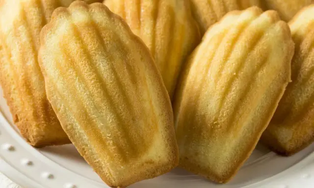 Des madeleines dorées et moelleuses, parfaites pour une recette facile à la Cyril Lignac.