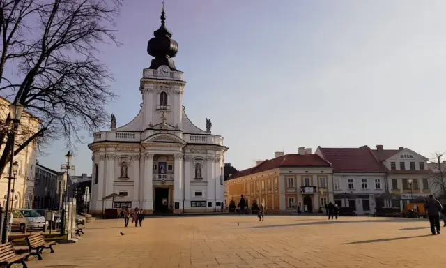 Rynek w Wadowicach z bazyliką i kamienicami. Wspaniałe wadowickie atrakcje czekają na odkrycie!