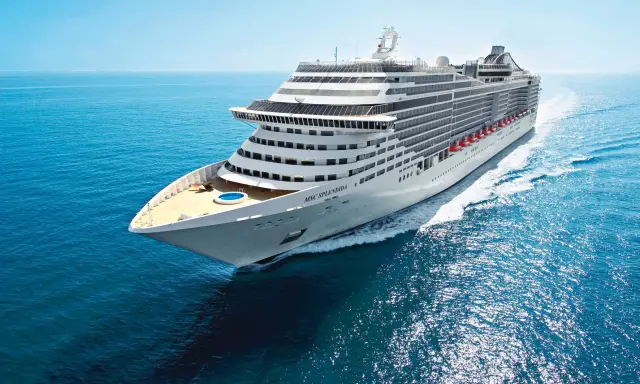 MSC Splendida solca il mare blu. Prenota la tua crociera con MSC cancellazione gratuita e parti senza pensieri!