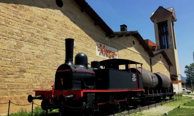 Locomotora antigua frente a las bodegas de Haro, transportando barriles de vino.