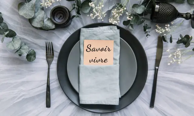 Eleganckie nakrycie stołu z kartką "Savoir vivre" - idealne na zaproszenia na ślub.