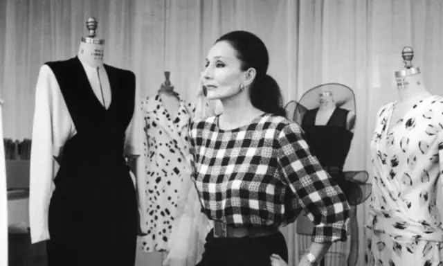 Jacqueline de Ribes, diseñadora, supervisa la confección de un vestido de lunares y otro estampado floral.