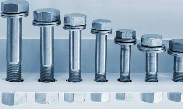 Varios tornillos de diferentes tamaños, con cabezas hexagonales y arandelas. El tornillo 8.8 indica su alta resistencia.