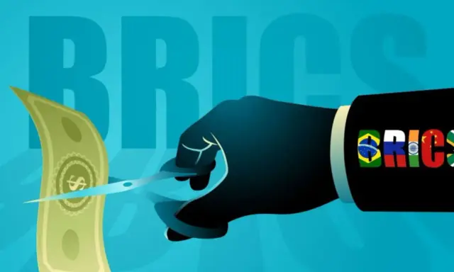 Ręka w garniturze z flagami BRICS przecina dolara, symbolizując nową walutę BRICS.