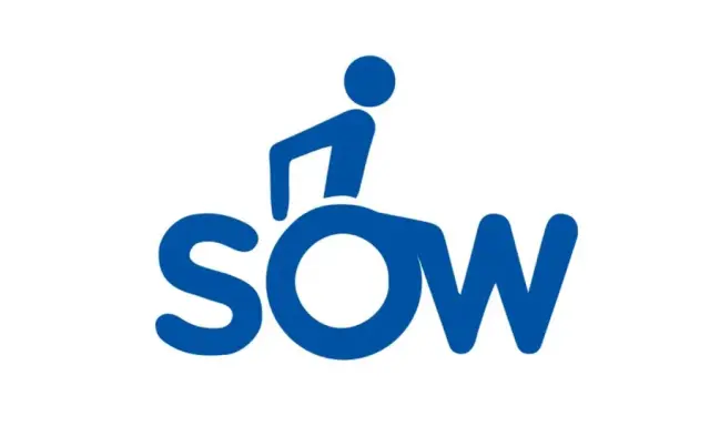 Niebieski symbol osoby na wózku inwalidzkim, tworzący literę "SOW". Informacja o dofinansowanie do wózka inwalidzkiego PCPR.