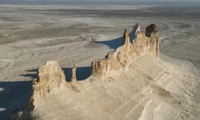 Formazioni rocciose bianche e imponenti nel deserto del **Kazakistan, dove si trova** questo paesaggio surreale.
