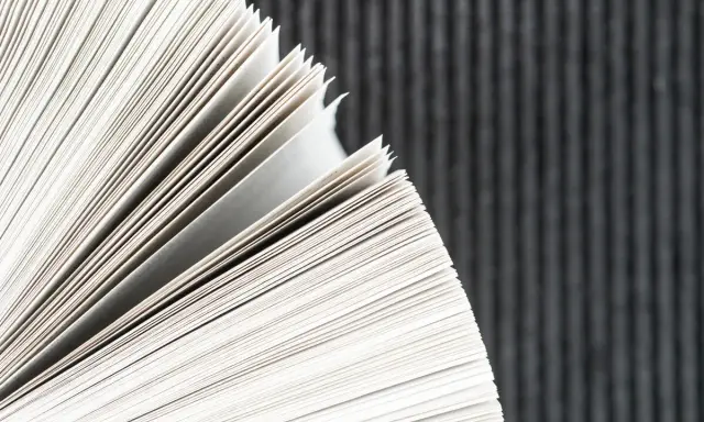Strony książki, wykonane z delikatnego papieru niepowlekanego, rozchylają się, odsłaniając ich gładką fakturę.