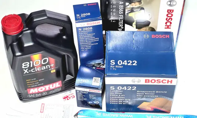 Butelka oleju Motul 8100 X-clean+ 5W-30 i filtry Bosch: paliwa, powietrza i oleju.