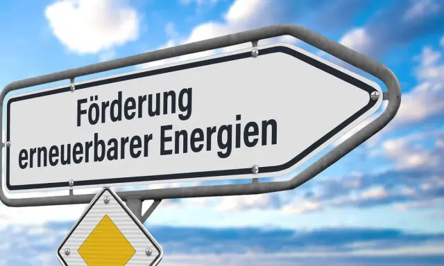 Wegweiser zeigt "Förderung erneuerbarer Energien" in den Himmel.