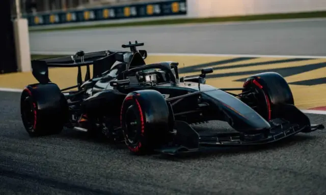 Coche de F1 Aston Martin negro con detalles rojos, listo para la presentación Aston Martin 2026.