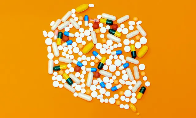 Mnóstwo tabletek i kapsułek, w tym te zawierające opioidy. Co to za leki?