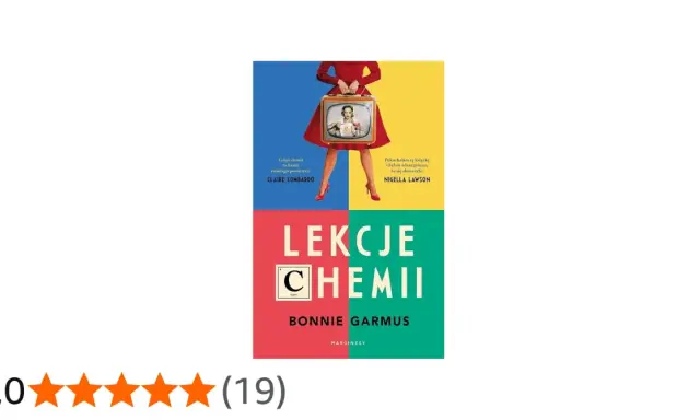 Okładka książki "Lekcje chemii" Bonnie Garmus. Kolorowe tło, kobieta w czerwonej sukience trzymająca telewizor z kobietą w fartuchu laboratoryjnym.