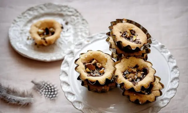 Små, enkla bakverk med choklad och nötter i fina formar. Perfekta till fikat.