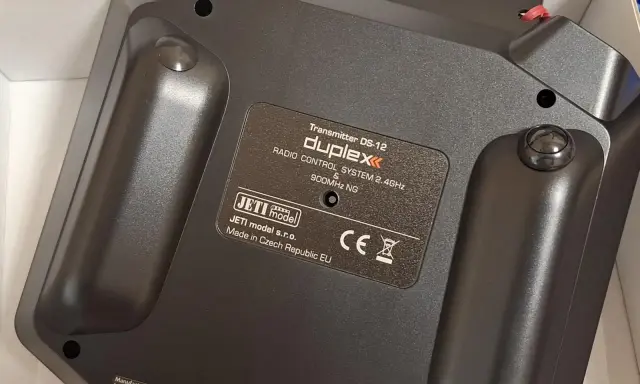 Rückseite eines schwarzen JETI model Senders DS-12 Duplex. Hergestellt in Tschechien.