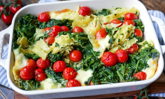 Herzhaftes One Pot Pasta Gericht aus dem Ofen mit Spinat, Kirschtomaten und geschmolzenem Käse.