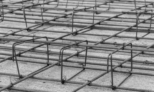 Siatka zbrojeniowa, gotowa do zalania betonem. To zbrojenie płyty fundamentowej zapewni stabilność konstrukcji.