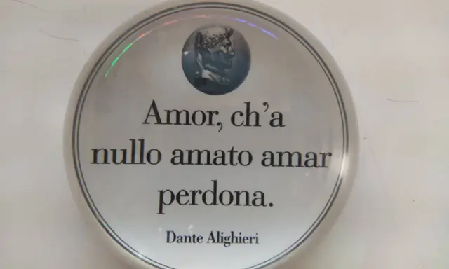 Medaglione con ritratto di Dante e la celebre frase "Amor, ch'a nullo amato amar perdona", che esprime il significato dell'amore reciproco.