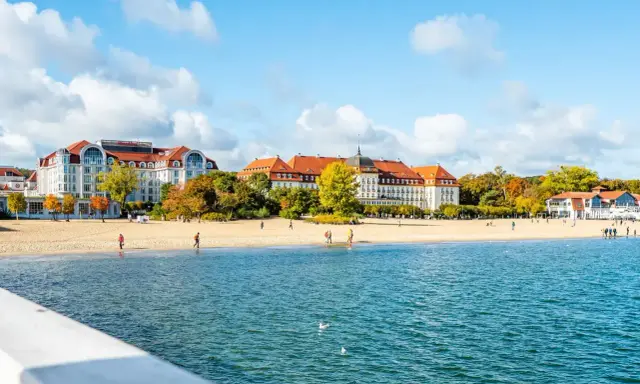 Piękne miasto na weekend w Polsce: Sopot z plażą i hotelami nad morzem.