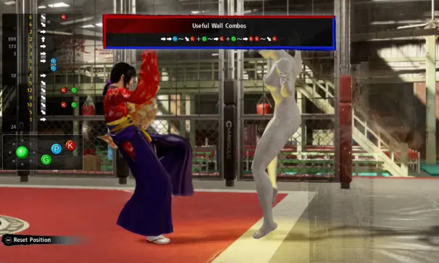Wirtualny wojownik trenuje ciosy przy ścianie. Na ekranie widoczne są kombinacje ruchów z gry Virtua Fighter.