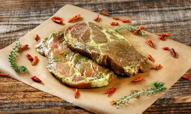 Échine de porc grillée : la recette juteuse et savoureuse