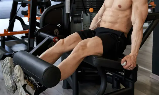 Gambe muscolose in allenamento per il ciclismo su pista, con focus sui quadricipiti e polpacci.