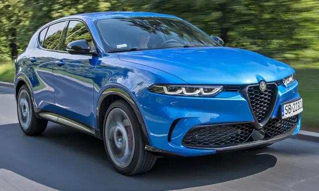 Niebieskie Alfa Romeo Tonale w ruchu. Sprawdź aktualną alfa romeo tonale cena i wybierz swój wymarzony SUV.