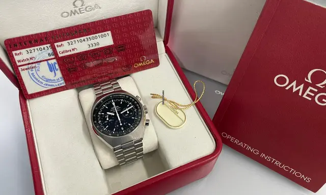 Omega Speedmaster con scatola, garanzia e libretto. Il riferimento 32710435 indica un modello iconico, un vero omega 3330.