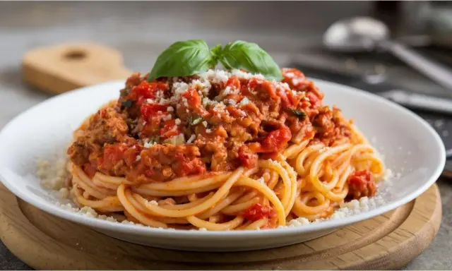 Spaghetti bolognese z warzywami: Sekret idealnego sosu