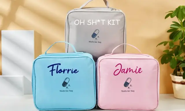 Trzy kosmetyczki: szara z napisem "OH SH*T KIT", niebieska "Florrie" i różowa "Jamie". Idealne, by wiedzieć, co zabrać na wesele, gdyby coś poszło nie tak.