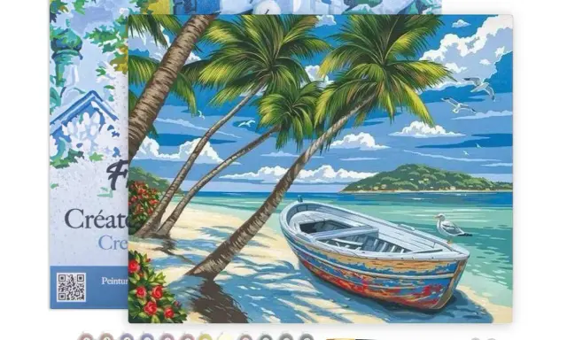 Une peinture par numéros d'une barque en plastique colorée échouée sur une plage tropicale, sous des palmiers, avec une île en arrière-plan.