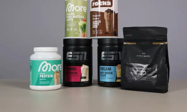 Verschiedene Proteinshakes, darunter ein "Whey Protein" von ESN und ein "Whey Protein 360° Extreme" von Protein Works.